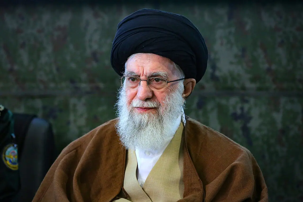 O líder supremo do Irã, Ali Khamenei, assassinado no último sábado (28). (Foto: khamenei.ir)