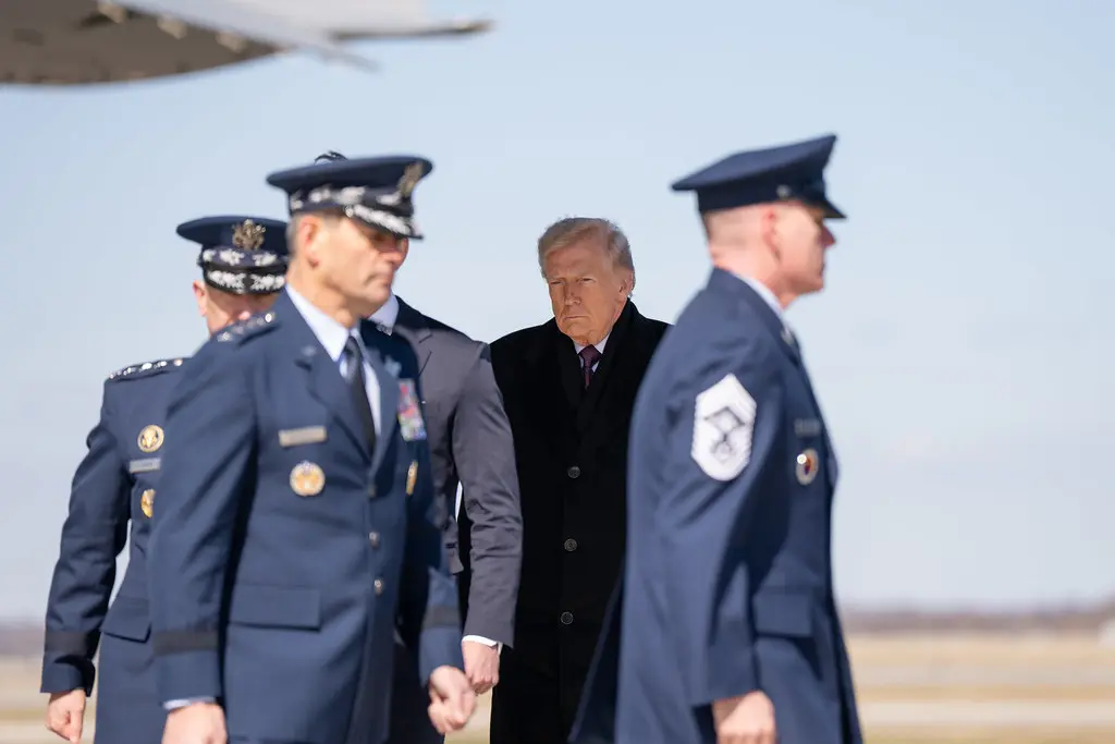 O presidente Donald J. Trump participa da cerimônia solene de transferência dos restos mortais de seis militares americanos mortos no Oriente Médio, na quarta-feira, 18 de março de 2026, na Base Aérea de Dover, em Delaware. (Foto: White House / Abe McNatt)