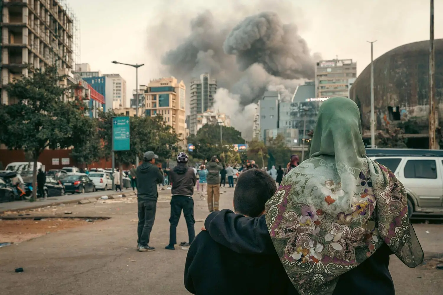 Uma mãe e seu filho observam o bombardeio de seu bairro no centro de Beirute em 12 de março. (Foto: Laurent Perpigna Iban)