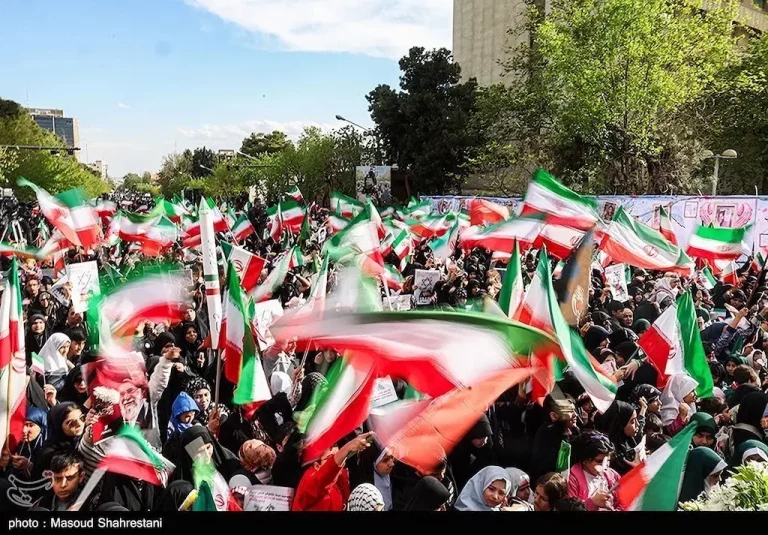 Protesto no Irã por ocasião do 40º dia da morte das estudantes de Minab durante ataques dos EUA ao Irã. (Foto: Masoud Shahrestani / Tasnim / Wikimedia Commons)