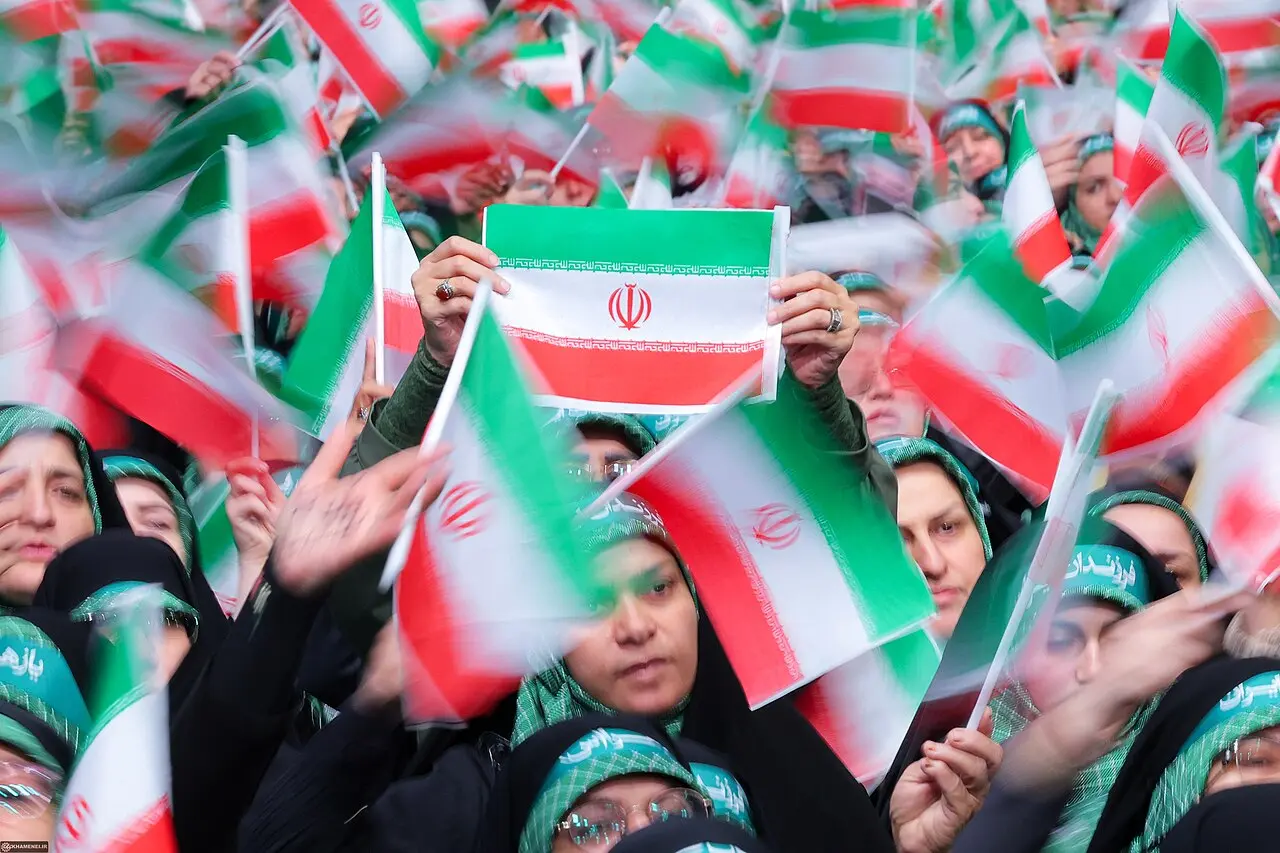 Mulheres iranianas durante comemorações do Dia do Basij, em novembro de 2025. (Foto: Khamenei.ir / Wikimedia Commons)