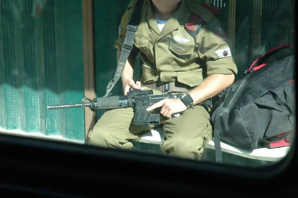 Um soldado israelense em um ponto de ônibus em Jerusalém, em 17 de agosto de 2004. (Foto: Wikimedia Commons/Justin McIntosh)