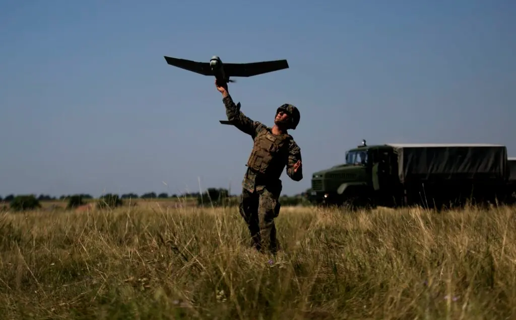 Um soldado ucraniano utilizando um drone. (Foto: RawPixel)