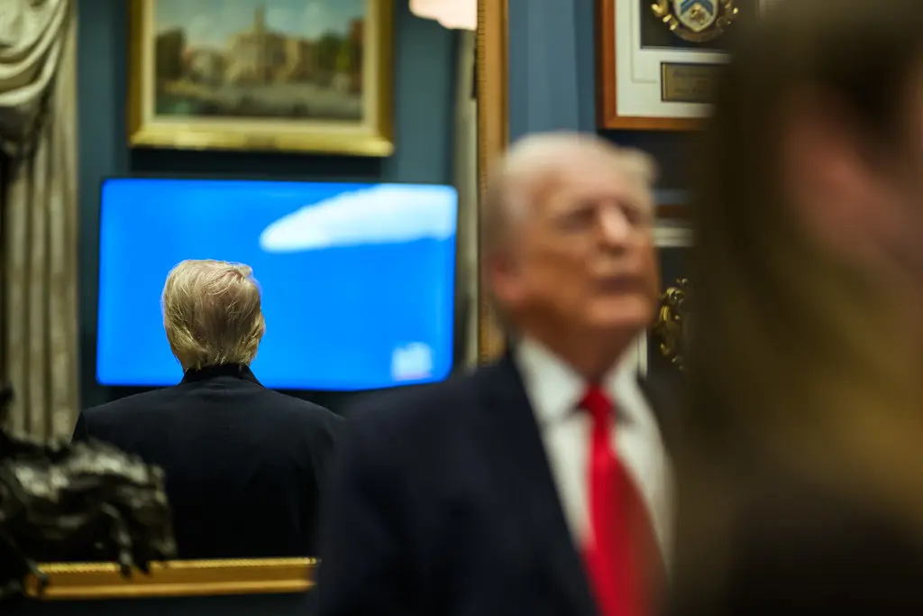O presidente dos EUA, Donald Trump, assistindo à decolagem da nave Artemis II no Escritório Oval. (Foto: Daniel Torok / White House)