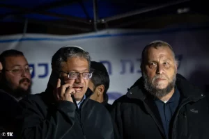 O ministro de Segurança Nacional de Israel, Itamar Ben Gvir, ao telefone. (Foto: שי קנדלר / Wikimedia Commons)