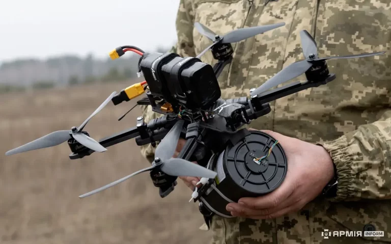 Um drone FPV de fibra ótica ucraniano como os utilizados pelo Hezbollah no Líbano. (Foto: Ministério da Defesa da Ucrânia / Wikimedia Commons)