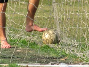 As apostas têm sucesso no futebol não apenas porque as pessoas gostam de risco, mas também porque o futebol já funciona como um mundo de esperança em massa e de chances remotas que vêm acompanhadas de proteções trabalhistas fracas, pouca regulamentação nacional, estruturas de apoio a amadores incompletas, infraestrutura limitada e oportunidades profissionais desiguais. (Foto: PxHere)