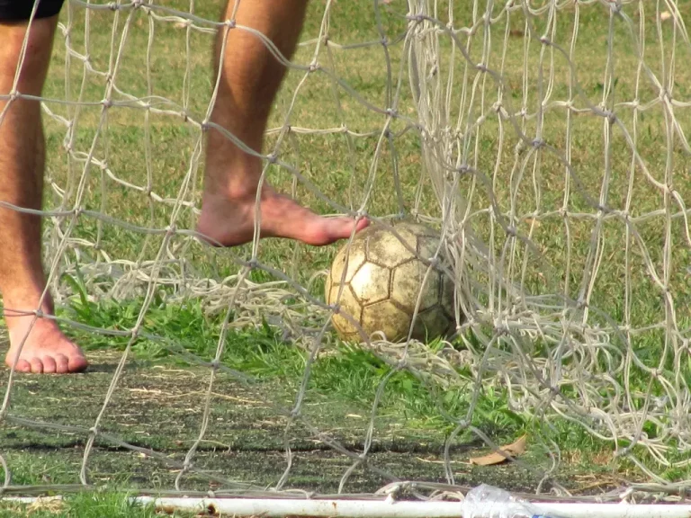 As apostas têm sucesso no futebol não apenas porque as pessoas gostam de risco, mas também porque o futebol já funciona como um mundo de esperança em massa e de chances remotas que vêm acompanhadas de proteções trabalhistas fracas, pouca regulamentação nacional, estruturas de apoio a amadores incompletas, infraestrutura limitada e oportunidades profissionais desiguais. (Foto: PxHere)