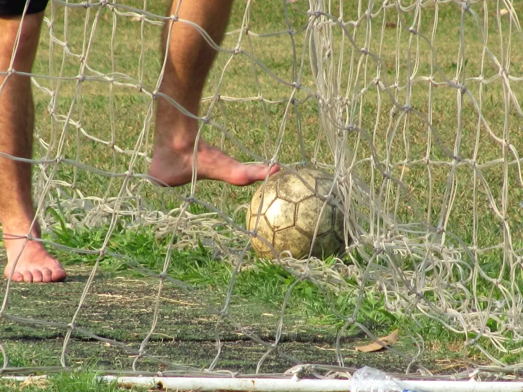 As apostas têm sucesso no futebol não apenas porque as pessoas gostam de risco, mas também porque o futebol já funciona como um mundo de esperança em massa e de chances remotas que vêm acompanhadas de proteções trabalhistas fracas, pouca regulamentação nacional, estruturas de apoio a amadores incompletas, infraestrutura limitada e oportunidades profissionais desiguais. (Foto: PxHere)