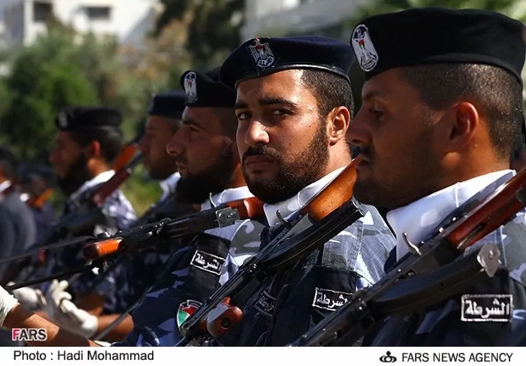 Membros das forças policiais de Gaza durante um exercício em dezembro de 2012. (Foto: Hadi Mohammad / FARS)