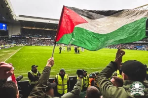 Torcedores da organizada "Green Brigade", do Celtic, levantam a bandeira palestina durante jogo contra a o clube escocês Rangers. (Foto: Green Brigade)