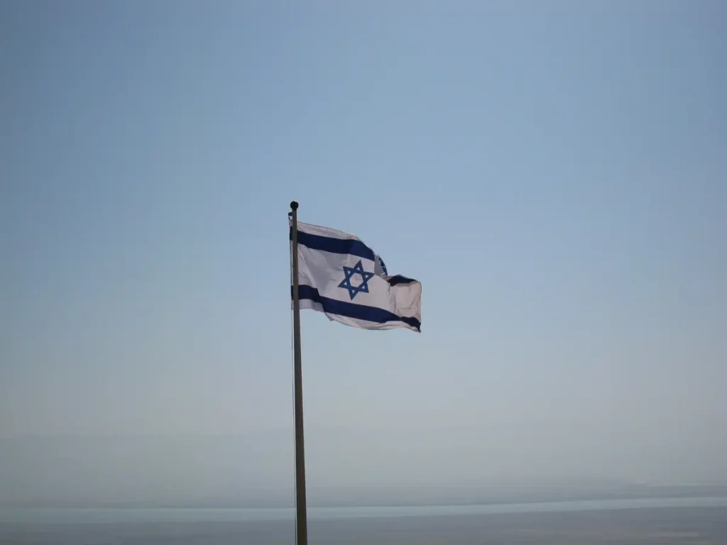 A queda na reputação de Israel vem à tona à medida que a opinião pública global muda drasticamente contra o Estado ocupante devido ao seu ataque a Gaza. Desde outubro de 2023, Israel matou mais de 74 mil palestinos, destruiu a maior parte da infraestrutura civil de Gaza, deslocou quase toda a população e impôs condições que especialistas da ONU e estudiosos do genocídio descreveram como genocidas. (Foto: RawPixel)