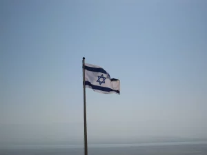 A queda na reputação de Israel vem à tona à medida que a opinião pública global muda drasticamente contra o Estado ocupante devido ao seu ataque a Gaza. Desde outubro de 2023, Israel matou mais de 74 mil palestinos, destruiu a maior parte da infraestrutura civil de Gaza, deslocou quase toda a população e impôs condições que especialistas da ONU e estudiosos do genocídio descreveram como genocidas. (Foto: RawPixel)
