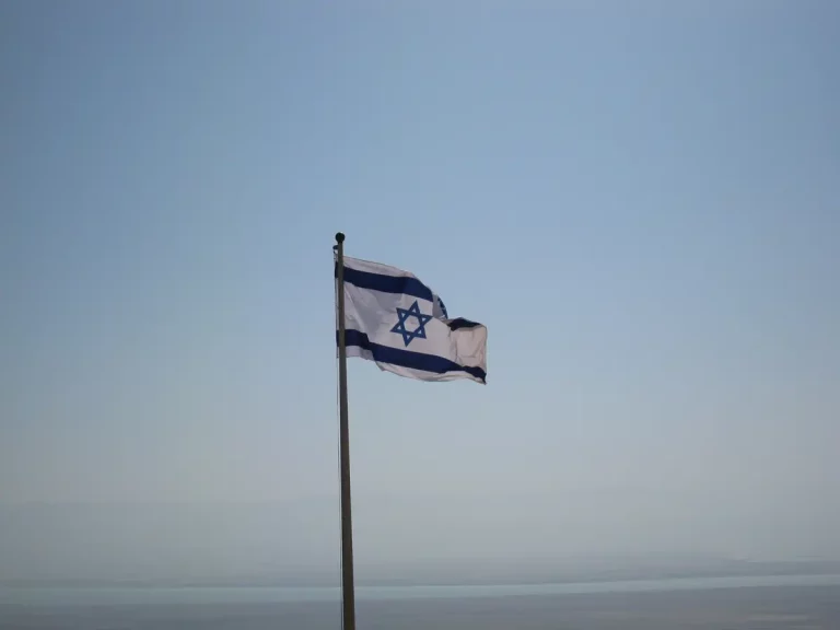 A queda na reputação de Israel vem à tona à medida que a opinião pública global muda drasticamente contra o Estado ocupante devido ao seu ataque a Gaza. Desde outubro de 2023, Israel matou mais de 74 mil palestinos, destruiu a maior parte da infraestrutura civil de Gaza, deslocou quase toda a população e impôs condições que especialistas da ONU e estudiosos do genocídio descreveram como genocidas. (Foto: RawPixel)