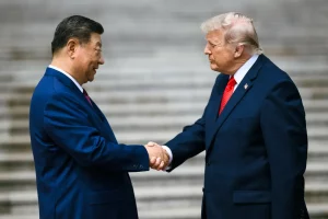 O presidente da China, Xi Jinping, recebendo o presidente dos EUA, Donald Trump, para cúpula de alto nível na China. (Foto: Daniel Torok / White House)