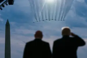 O presidente dos EUA, Donald Trump, e o CEO do UFC, Dana White, assistem a apresentação da Força Aérea dos EUA durante evento de luta na Casa Branca. (Foto: Joyce N. Boghosian / White House)