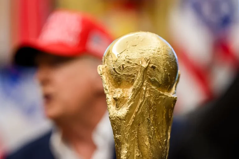 Estima-se que a FIFA tenha aumentado em média 34% o preço dos ingressos em 90 das 104 partidas do torneio. A previsão da entidade é obter nesta Copa do Mundo uma receita de 3 bilhões de dólares apenas com a venda de ingressos e pacotes VIP, o que seria quatro vezes mais do que o arrecadado no Catar. (Foto: Daniel Torok / White House)