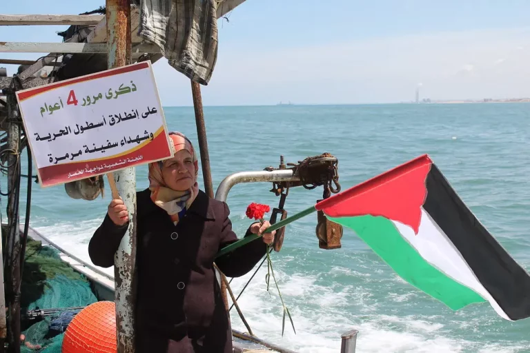 Em uma alegoria à história dos palestinos, cujas casas foram bombardeadas até ficarem em pedaços pela violência do governo israelense, um barco da flotilha, o KASR-Sadabad, encontrou seu caminho de volta para Gaza. (Foto: Joe Catron / Flickr)