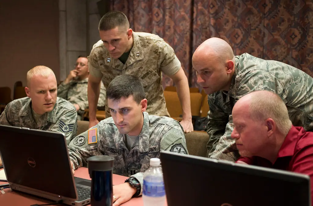 Exercício de guerra cibernética no Centro de Excelência Cibernética do Exército dos EUA, no Forte Gordon, em Augusta, Georgia. (Foto: Sgt. Tracy J. Smith / Georgia Army National Guard)