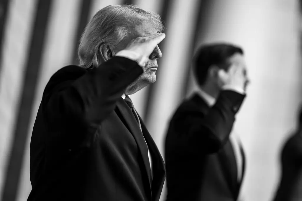 O primeiro e mais flagrante erro do governo Trump foi a ilusão da “vitória rápida” — uma avaliação fundamentalmente equivocada da resiliência, do nacionalismo e da profundidade assimétrica do Irã. (Foto: Daniel Torok / White House)