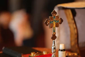 O uso da religião como fator de opressão política é um fenômeno recorrente e persistente. Ao conferir legitimidade transcendente à ordem social, ao mobilizar sentimentos de culpa, obediência e sacralidade, a religião fornece recursos simbólicos poderosos para a manutenção de regimes autoritários e desigualdades estruturais. (Foto: Marko Milivojevic / Pixnio)