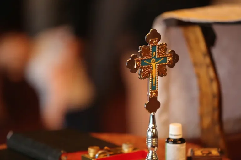 O uso da religião como fator de opressão política é um fenômeno recorrente e persistente. Ao conferir legitimidade transcendente à ordem social, ao mobilizar sentimentos de culpa, obediência e sacralidade, a religião fornece recursos simbólicos poderosos para a manutenção de regimes autoritários e desigualdades estruturais. (Foto: Marko Milivojevic / Pixnio)