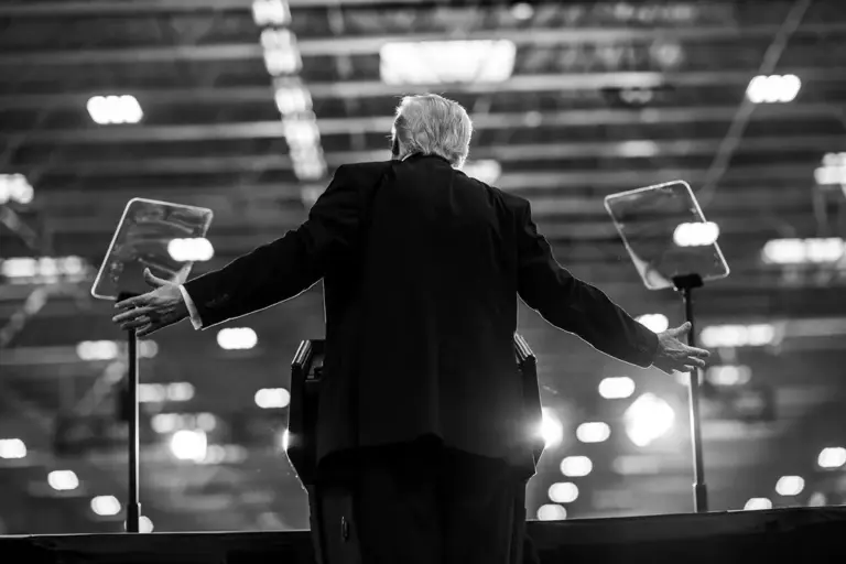 O presidente dos EUA, Donald Trump, durante discurso na fábrica de caminhões Mack Trucks, em Macungie, na Pennsylvania. (Foto: Molly Riley / White House)