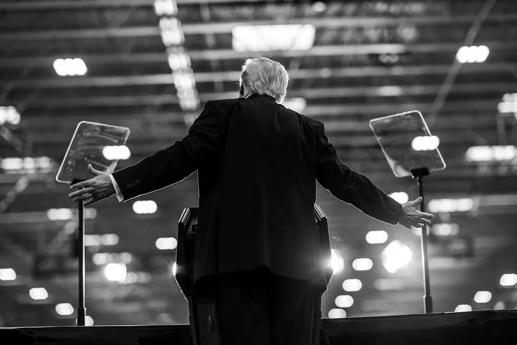 O presidente dos EUA, Donald Trump, durante discurso na fábrica de caminhões Mack Trucks, em Macungie, na Pennsylvania. (Foto: Molly Riley / White House)