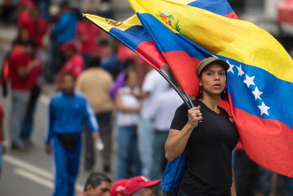 Nos protestos contra o envio de tropas dos Estados Unidos, há grupos diversos. Alguns mais irritados com a presidente interina Delcy Rodríguez, e outros mais conciliadores. Mas as reclamações e advertências são cada vez mais abertas e duras. (Foto: Eneas de Troya / Flickr)