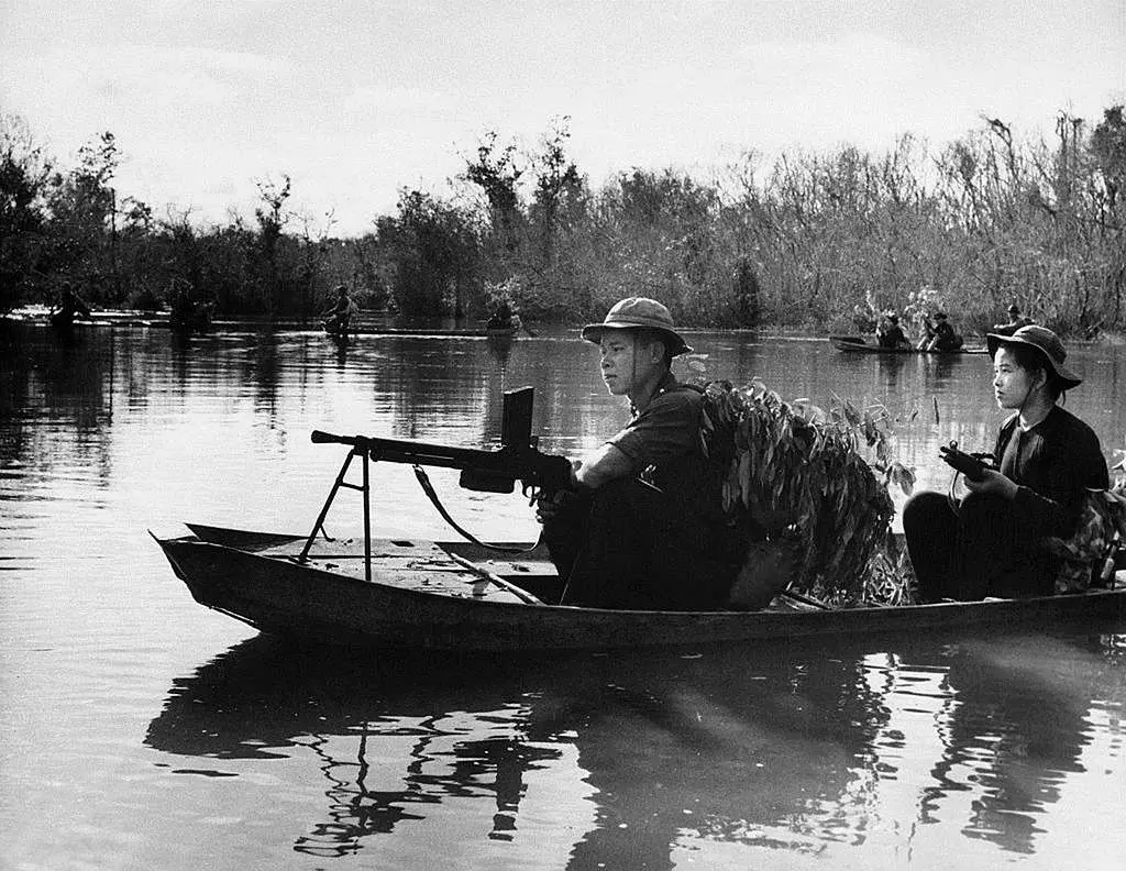 Guerrilheiros Vietcongues patrulhando um trecho do Rio Saigon. (Foto: Library of Congress / Wikimedia Commons)