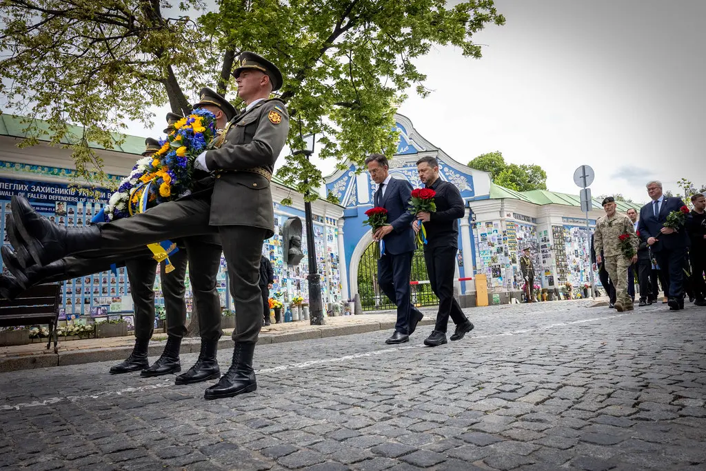 O secretário-geral da OTAN, Mark Rutte, e o presidente ucraniano Volodymyr Zelenskyy, durante cerimônia em homenagem aos soldados ucranianos mortos. 03/07/26. (Foto: NATO / Flickr)