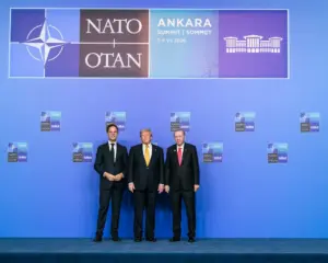 Os presidentes dos EUA, Donald Trump, e Turquia, Recep Rayyip Erdogan, com o secretário-geral da OTAN, Mark Rutte, durante a Cúpula da OTAN em Ancara. (Foto: Daniel Torok / White House)