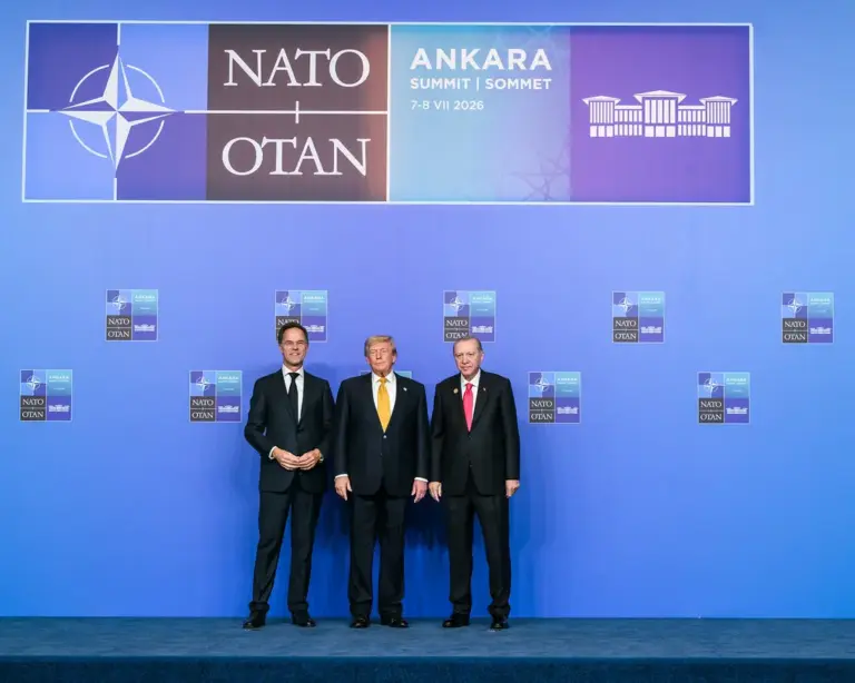 Os presidentes dos EUA, Donald Trump, e Turquia, Recep Rayyip Erdogan, com o secretário-geral da OTAN, Mark Rutte, durante a Cúpula da OTAN em Ancara. (Foto: Daniel Torok / White House)
