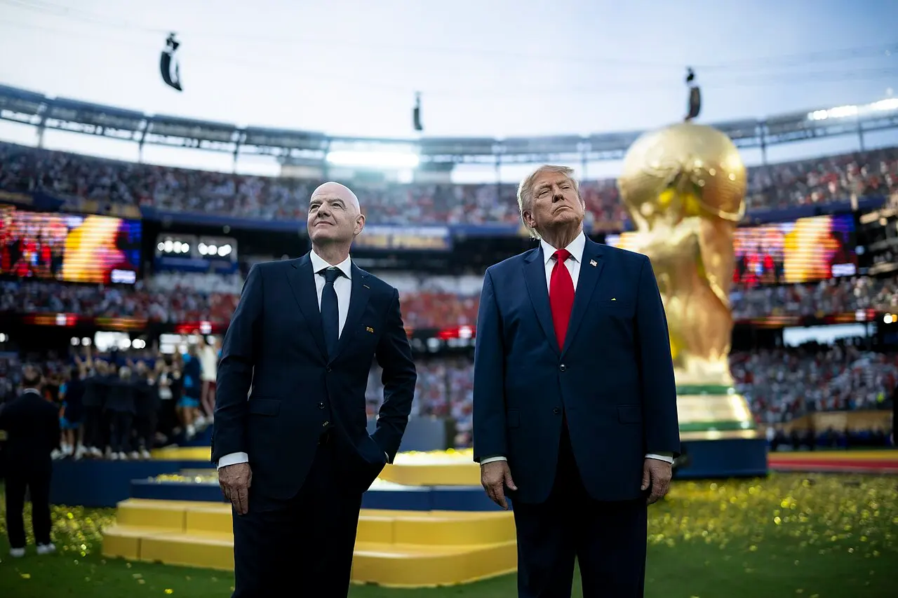 Os presidentes dos EUA, Donald Trump, e da FIFA, Gianni Infantino, durante a cerimônia de encerramento do último jogo da Copa do Mundo de 2026. (Foto: Daniel Torok / White House)