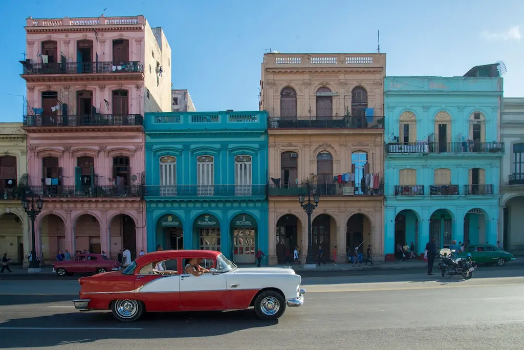 Entre 2011 e 2019, Cuba passou por mudanças significativas por meio das reformas impulsionadas. No entanto, essas mudanças não trouxeram a dinamização necessária para a economia, mas sim o aprofundamento das assimetrias sociais, fenômeno que se articulou com o próprio descumprimento das metas de transformação propostas. (Foto: Pedro Lastra / RawPixel)