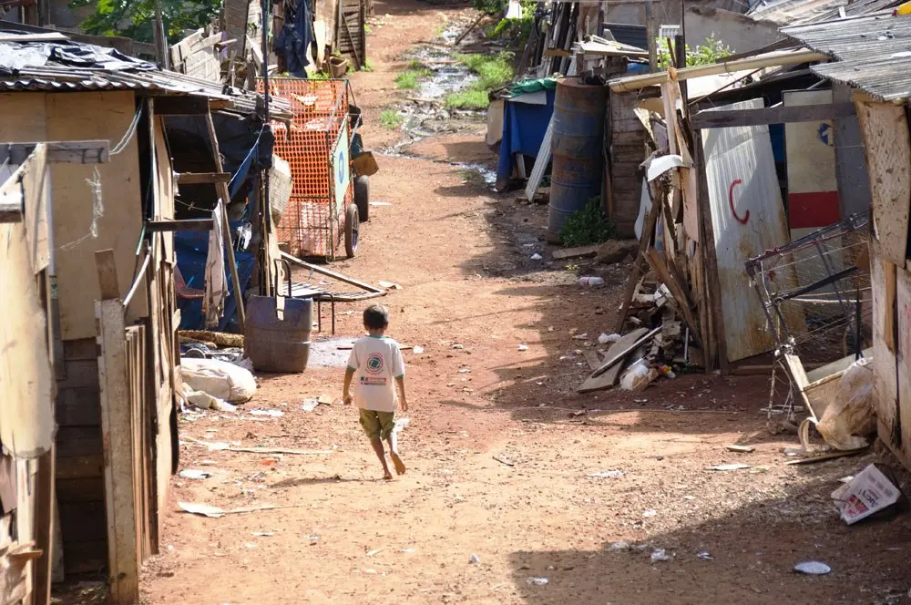 Favela dos Trilhos, em Goiânia, em 2009. (Foto: Cauan Kaizen / Wikimedia Commons)