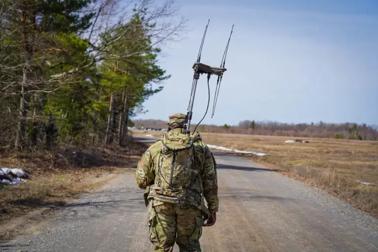 Soldado da 10a Divisão de Montanha do Exército dos Estados Unidos durante treinamento de guerra eletrônica. (Foto: U.S. Army / Matt Pargett)