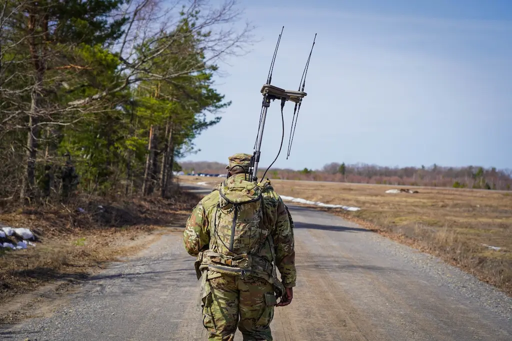 Soldado da 10a Divisão de Montanha do Exército dos Estados Unidos durante treinamento de guerra eletrônica. (Foto: U.S. Army / Matt Pargett)