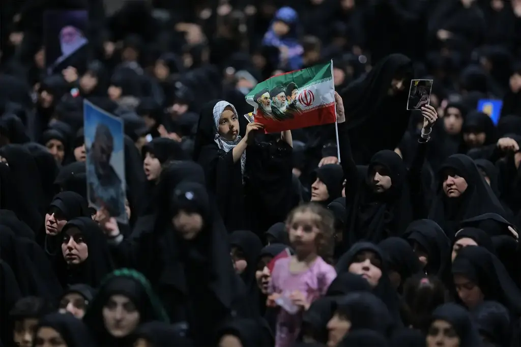 Iranianos se reúnem para o funeral do aiatolá Ali Khamenei, morto por EUA e Israel em fevereiro de 2026. (Foto: Khamenei.ir / Wikimedia Commons)