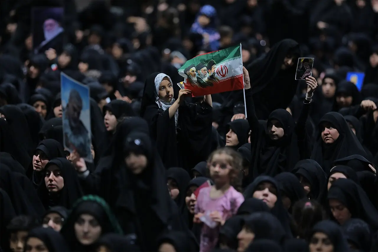 Iranianos se reúnem para o funeral do aiatolá Ali Khamenei, morto por EUA e Israel em fevereiro de 2026. (Foto: Khamenei.ir / Wikimedia Commons)