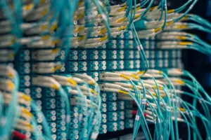 A corrente dominante na economia tenta integrar a inteligência artificial como um fator adicional de produção, confinando-a a categorias que não foram concebidas para expressá-la e que distorcem sua natureza. (Foto: Brett Sayles / Pexels)