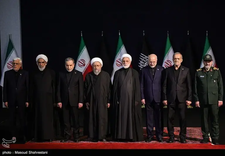 Autoridades do Irã durante o funeral de Ali Khamenei, em 03/07/2026. (Foto: Masoud Shahrestani / Tasnim)