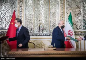 O ministros de Relações Exteriores do Irã, Mohammad Javad Zarif, e da China, Wang Yi, durante assinatura do Programa de Cooperação de 25 anos entre Irã e China. (Foto: Tasnim / Wikimedia Commons)
