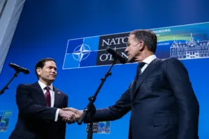 O secretário-geral da OTAN, Mark Rutte, e o secretário de Estado dos EUA, Marco Rubio, durante encontro dos ministros de Relações Exteriores da OTAN. (Foto: NATO / Flickr)