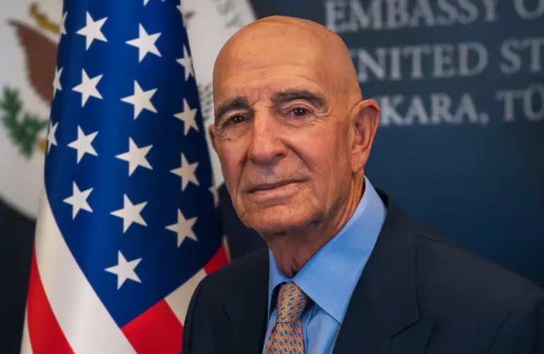 Thomas Joseph Barrack Jr., embaixador dos EUA na Turquia e enviado presidencial especial para a Síria e Iraque. (Foto: Departamento de Estado dos EUA / Wikimedia Commons)