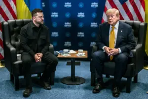 Os presidentes dos EUA, Donald Trump, e Ucrânia, Volodymyr Zelenskyy, durante a Cúpula da OTAN em Ankara, na Turquia. (Foto: Daniel Torok / White House)