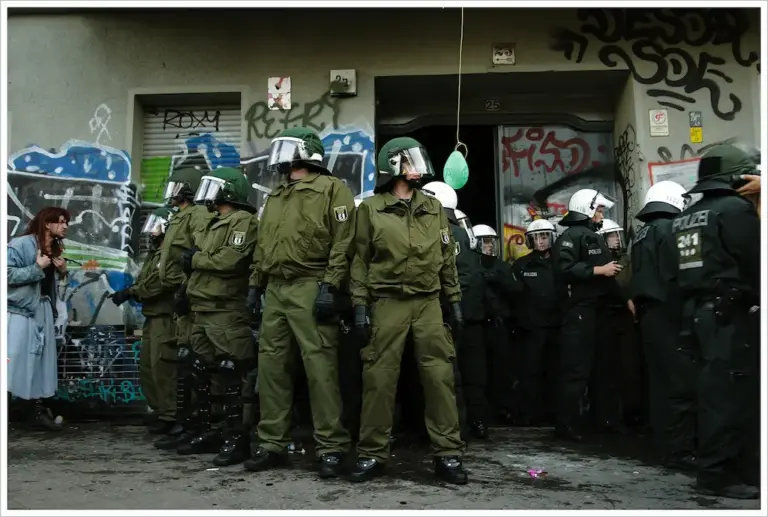 Policiais da Alemanha durante ato contra a especulação e a gentrificação em Berlim. (Foto: Montecruz Foto / Flickr)