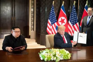 Os presidentes da República Popular Democrática da Coreia (RPDC), Kim Jong-Un, e dos EUA, Donald Trump, durante encontro em junho de 2018. (Foto: Joyce N. Boghosian / White House)