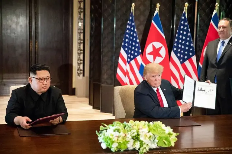 Os presidentes da República Popular Democrática da Coreia (RPDC), Kim Jong-Un, e dos EUA, Donald Trump, durante encontro em junho de 2018. (Foto: Joyce N. Boghosian / White House)