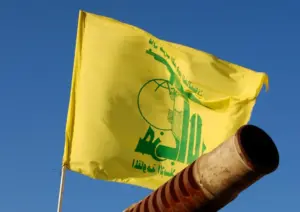 Uma bandeira do Hezbollah sobre um canhão abandonado nas Colinas de Golã. (Foto: Paul Keller / Flickr)